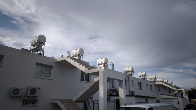 Wassertanks sind in Zypern auf den Dächern aufgestellt.