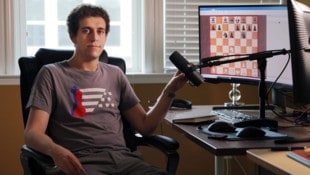 TRAVIS DOVE/NYT/Redux/laif Daniel Naroditsky 2022 zu Hause in Charlotte in New Carolina vor seinem Computer.