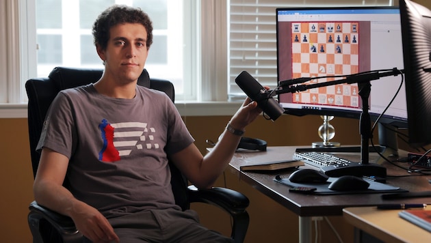 Daniel Naroditsky 2022 zu Hause in Charlotte in New Carolina vor seinem Computer.