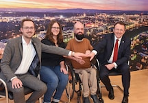 Vizebürgermeister Michael Kögl, Victoria Bischof, Ricardo Zanot, Bürgermeister und ...