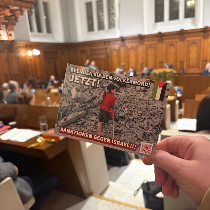 Die Aktivisten warfen Flyer in den SItzungssaal.