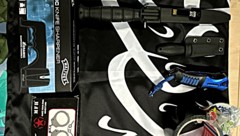 Im Zuge der Razzia wurde neben Messern, Pistolen und Munition auch eine IS-Flagge (siehe Bild) ...
