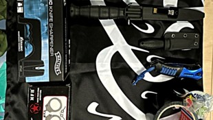 Im Zuge der Razzia wurde neben Messern, Pistolen und Munition auch eine IS-Flagge (siehe Bild) ...