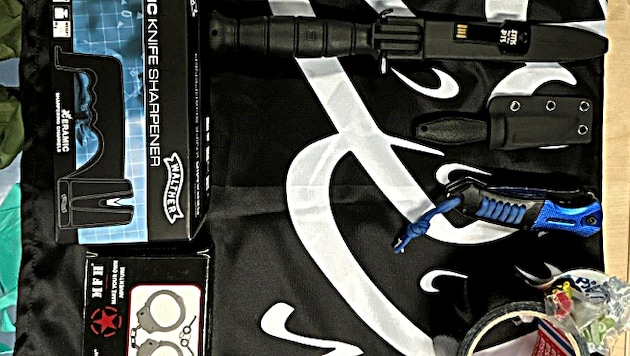 Im Zuge der Razzia wurde neben Messern, Pistolen und Munition auch eine IS-Flagge (siehe Bild) ...