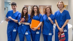 Dieses Fünfergespann rund um Annalena Hochgruber (Mitte) befindet sich bei „Pflegeleicht“ in ...