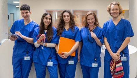 Dieses Fünfergespann rund um Annalena Hochgruber (Mitte) befindet sich bei „Pflegeleicht“ in ...