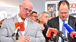 Arbeitgeber-Vertreter Mario Ferrari (li.) und WKÖ-Handelsobmann Rainer Trefelik sind noch weit ...