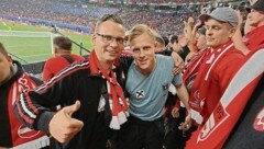 Gernot Thierschädl, Obmann des ÖFB-Fanclubs GLBG Crew mit Teamspieler Xaver Schlager.