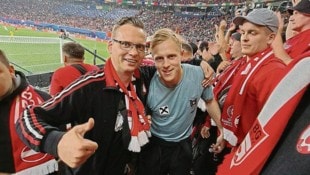 Gernot Thierschädl, Obmann des ÖFB-Fanclubs GLBG Crew mit Teamspieler Xaver Schlager.