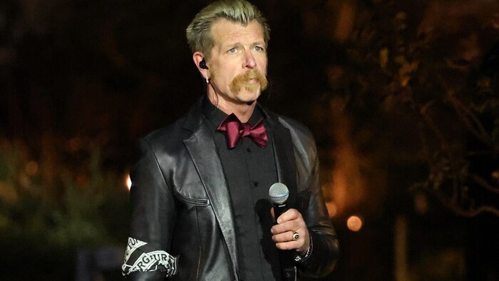 Jesse Hughes, Sänger der Band Eagles of Death Metal, war bei der Einweihung der Gedenkstätte ...