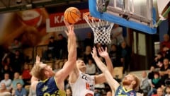 Nich Lynch (li./UBSC) und die Grazer fordern Nemo Krstic (Mi.) und Kapfenberg.