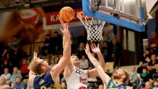 Nich Lynch (li./UBSC) und die Grazer fordern Nemo Krstic (Mi.) und Kapfenberg.