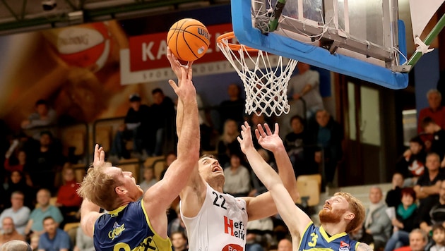 Nich Lynch (li./UBSC) und die Grazer fordern Nemo Krstic (Mi.) und Kapfenberg.