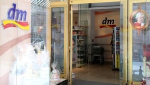 Bei der Drogeriekette dm sind identische Produkte manchmal teurer als in Filialen in ...