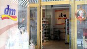 Bei der Drogeriekette dm sind identische Produkte manchmal teurer als in Filialen in ...