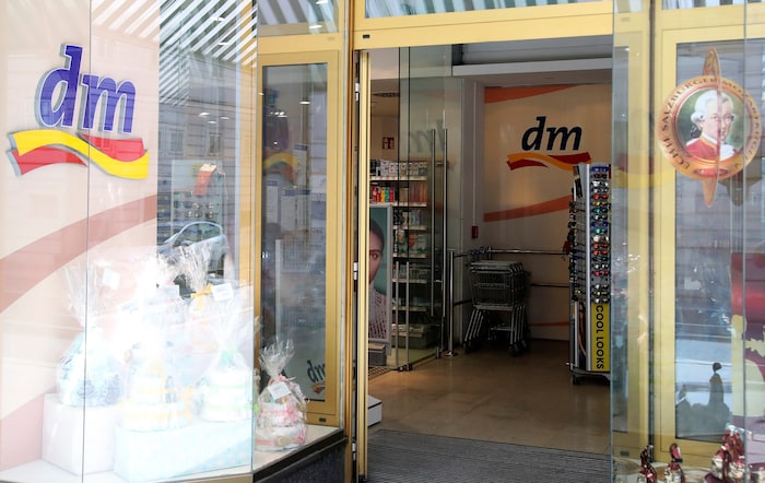 Bei der Drogeriekette dm sind identische Produkte manchmal teurer als in Filialen in ...