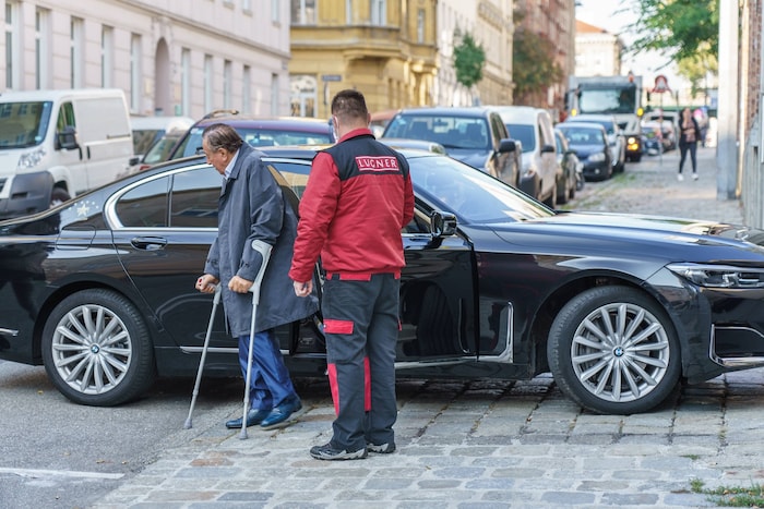 Es geht um den Unfall mit dem Dienstwagen des verstorbenen Baumeisters.