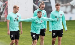 Romano Schmid (mi.) ist im Match und im Training mit tonangebend.
