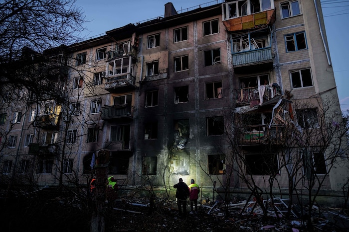 Ein beschädigtes Gebäude in der ukrainischen Hauptstadt Kiew