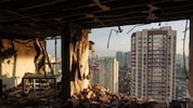 Der Blick aus einem zerbombten Wohngebäude in Kiew.