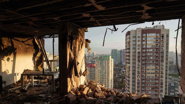 Der Blick aus einem zerbombten Wohngebäude in Kiew.