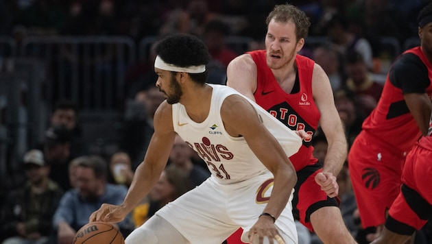 Jakob Pöltl (r.) brachte es gegen Cleveland auf 20 Punkte.