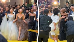 Während ihres Auftritts am Red Carpet wurde Grande von einem Mann gepackt. Ein traumatisierendes ...