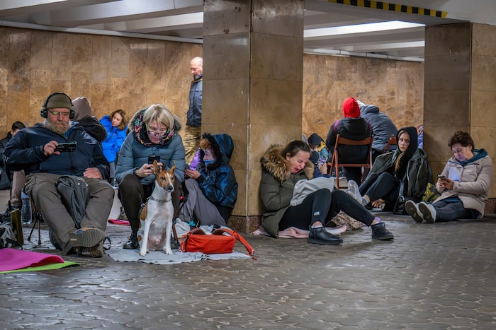 Menschen suchten Schutz in U-Bahnstationen.