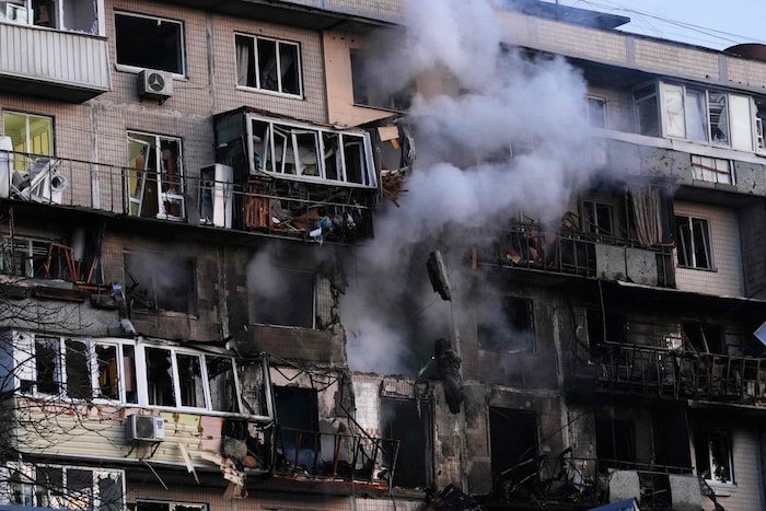 Bei dem Angriff gerieten Wohnungen in Brand.