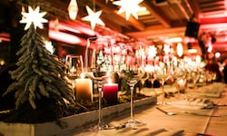 Vorsicht: Was auf einer Weihnachtsfeier passiert, bleibt in den seltensten Fällen dort.