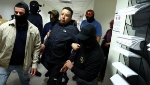 Ein immigrierter Mann wird nach seiner Anhörung in New York von Bundesagenten festgehalten.