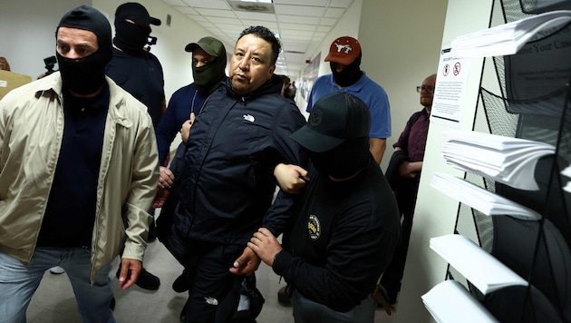 Ein immigrierter Mann wird nach seiner Anhörung in New York von Bundesagenten festgehalten.