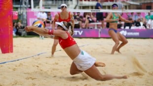 EPA/MATT TURNER Ronja Klinger (am Ball) und Schwester Dorina stiegen bei der WM in Australien als Gruppenzweite ...