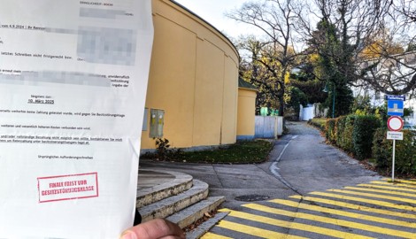 Wer hier auf der gelben Schraffierung kurz hält, wird von einem Anrainer, der im Haus dahinter ...