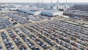 Der VW-Konzern (hier das Stammwerk in Wolfsburg) verdiente im Vergleich zum Vorjahr weniger als ...