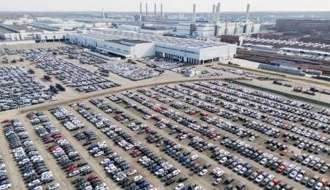 Der VW-Konzern (hier das Stammwerk in Wolfsburg) verdiente im Vergleich zum Vorjahr weniger als ...