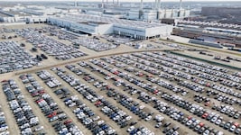 Der VW-Konzern (hier das Stammwerk in Wolfsburg) verdiente im Vergleich zum Vorjahr weniger als ...