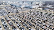 Auf Auto- und Lastwagenimporte aus der EU in die USA soll ab kommender Woche ein Zollsatz von 25 ...
