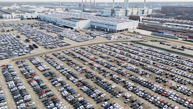 Auf Auto- und Lastwagenimporte aus der EU in die USA soll ab kommender Woche ein Zollsatz von 25 ...