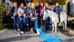 Bei der symbolischen Übergabe der Wasserleitung feierten Vertreter aus Politik und ...