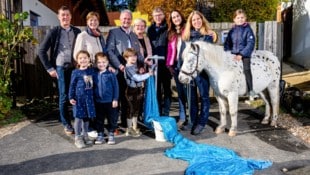 Bei der symbolischen Übergabe der Wasserleitung feierten Vertreter aus Politik und ...