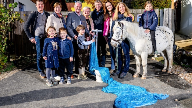 Bei der symbolischen Übergabe der Wasserleitung feierten Vertreter aus Politik und ...
