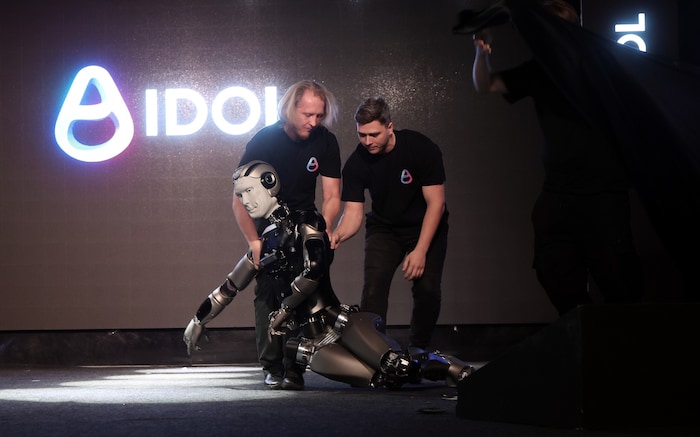 Mitarbeiter schleiften den Roboter von der Bühne.