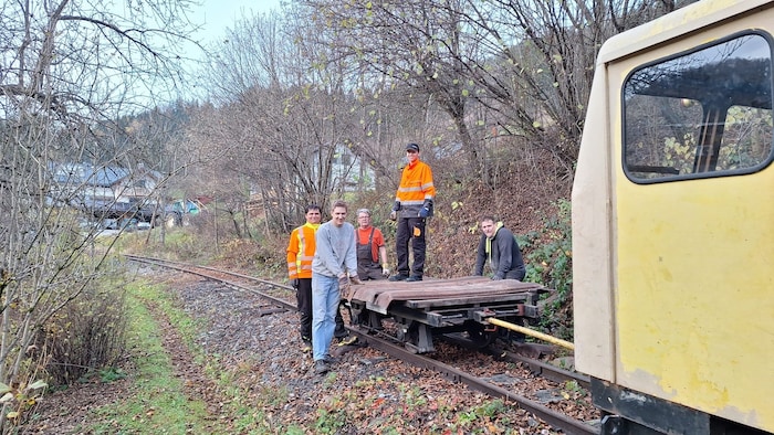 1600 neue Schwellen haben die ehrenamtlichen Helfer bereits ausgelegt.