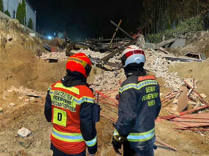 The collapse of a building under renovation triggered a major operation by Vienna's emergency ...
