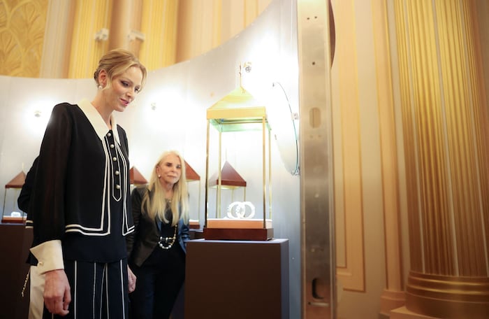 Die Fans hatten allerdings nur Augen für das Outfit der Fürstin von Monaco!