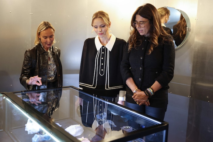 Charlène bewunderte die zahlreichen Kostbarkeiten in den Vitrinen.