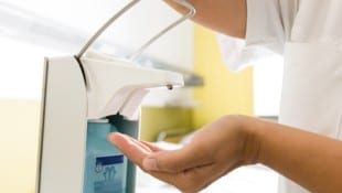 Robert Poorten Alkohol ist wichtigste Desinfektionsmittel weltweit. In Europa könnte sich das aber ändern – ...