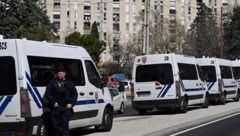 In Marseille ist der Bruder eines Anti-Drogen-Aktivisten in seinem Auto ermordet worden ...