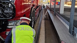 Fast 400 Schwerfahrzeuge wurden unter die Lupe genommen (Symbolbild).